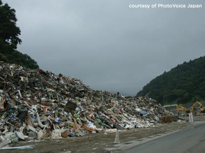 August 2011, Onagawa-cho, Oshika-gun, Miyagi color photo of a huge pile of debris, August 2011, Onagawa-cho, Oshika-gun, Miyagi