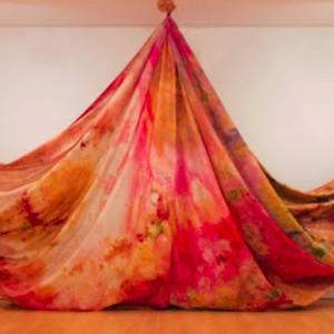 Sam Gilliam, Situation VI—Pisces 4, ca. 1972, polypropylene painted multiform. Williams College Museum of Art Museum purchase, Otis Family Acquisition Trust and Kathryn Hurd Fund. Courtesy of Joseph Goddu Fine Arts, Inc., New York. © Sam Gilliam